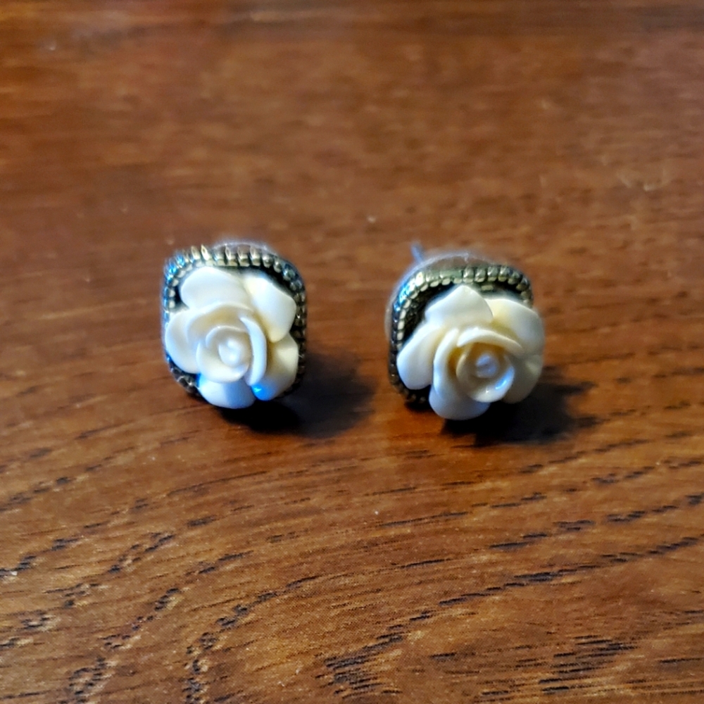 ⭐️2/$20⭐️ Flower Earrings
